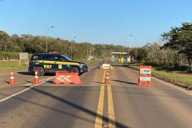 Trânsito na BR-487, em Alto Paraíso, é interditado na manhã desta sexta-feira