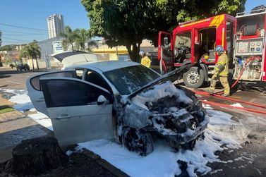 Veículo pega fogo e fica destruído em Umuarama; motorista saiu a tempo