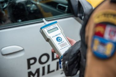 Motorista colide com carro estacionado e &eacute; preso ao tentar fugir, em Tapejara