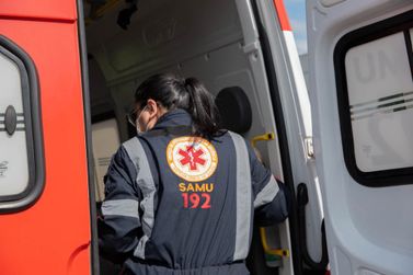 Mulher fica ferida ap&oacute;s colis&atilde;o entre micro-&ocirc;nibus e picape em Tuneiras do Oeste