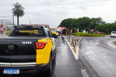 Mulher fica ferida em colis&atilde;o entre Fiesta e Hilux na PR-323, em Tapejara