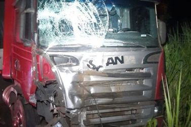 Motorista fica ferido em choque entre caminh&atilde;o e carreta em Serra dos Dourados