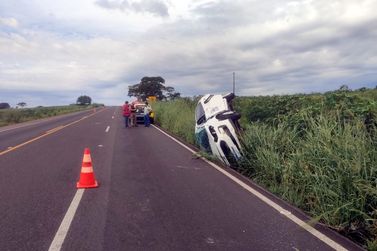 Motorista fica ferida ao capotar ve&iacute;culo na PR-486, em Alto Piquiri
