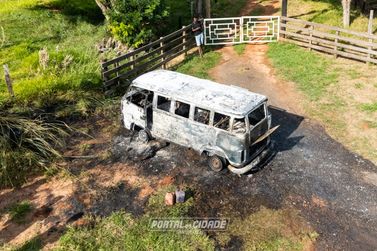 Kombi &eacute; tomada pelo fogo na PR-580, entre Umuarama e Serra dos Dourados