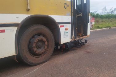 Motociclista fica gravemente ferido em colis&atilde;o frontal com &ocirc;nibus em Tapejara