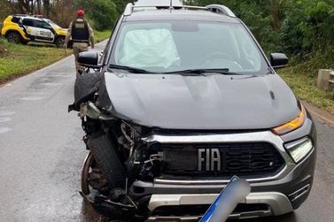 Picape sai da pista e atinge barreira na PR-182, em Francisco Alves