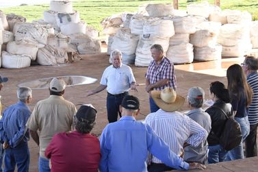 Prefeitura distribui calcário a produtores de leite e agricultores de Umuarama
