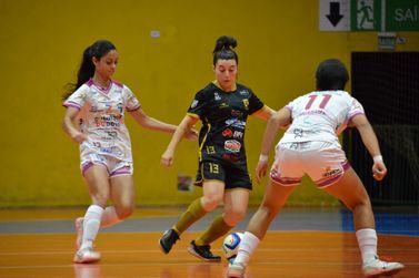 Umuarama Futsal feminino vence fora de casa e se recupera na Chave Prata