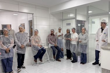 Alunos de Medicina Veterinária da Unipar Umuarama visitam indústria farmacêutica