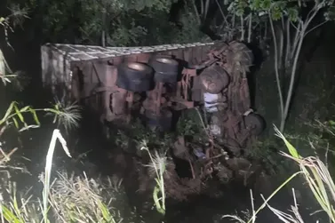 Caminhoneiro morre após perder o controle de veículo na PR-180, em Moreira Sales
