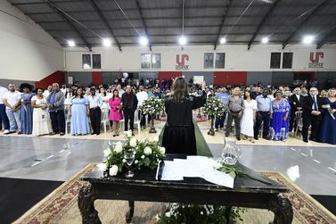 Casamento civil comunitário oficializa união de 115 casais em Umuarama