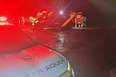 Condutor embriagado bate em barranco e deixa dois feridos em Maria Helena