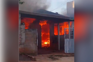 Mulher em surto coloca fogo na pr&oacute;pria casa e mobiliza equipes em Mariluz