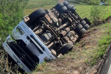 Caminh&atilde;o tomba em Alto Piquiri, deixando motorista e passageira com ferimentos