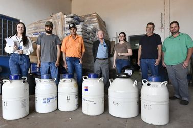 Prefeitura realiza entrega de sêmen bovino a produtores de leite de Umuarama