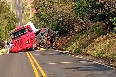 Carreta carregada de milho tomba e bloqueia trecho entre Douradina e Ivat&eacute;