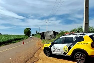 Caminh&atilde;o tomba em curva acentuada entre Tuneiras do Oeste e Moreira Sales