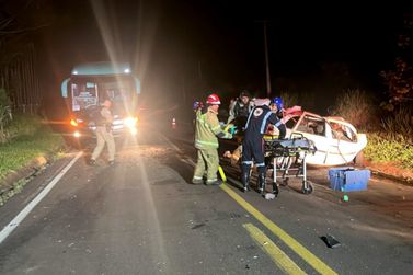 Colis&atilde;o entre &ocirc;nibus e carro deixa cinco mortos entre Francisco Alves e Alt&ocirc;nia