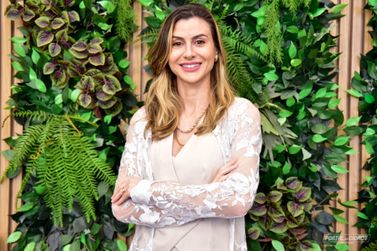 Dr&ordf; Cec&iacute;lia Castelli une fisioterapia p&eacute;lvica e psicossom&aacute;tica ao cuidado &iacute;ntimo