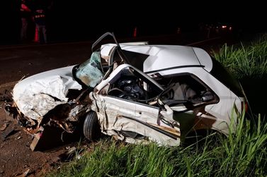 Colis&atilde;o frontal na PR-323 deixa um morto e um ferido grave no trecho de Perobal