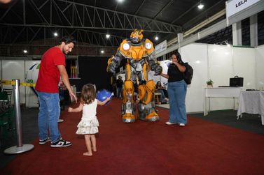 Bumblebee gigante vira sensa&ccedil;&atilde;o entre crian&ccedil;as e adultos na Expo Umuarama