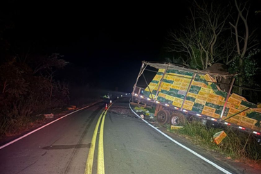 Dois caminhoneiros ficam feridos ap&oacute;s acidente na PR-482, em Maria Helena