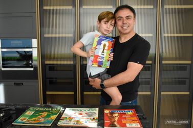 Febre das figurinhas da Copa une gera&ccedil;&otilde;es e cria la&ccedil;os de irmandade em Umuarama
