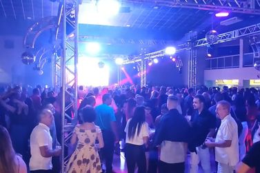 Harmonia Clube de Campo revisita o flashback em noite animada pelo DJ Ademir Oliver