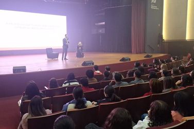 Mesa redonda na Unipar debate a &eacute;tica da escuta e humaniza&ccedil;&atilde;o no combate ao abuso infantil