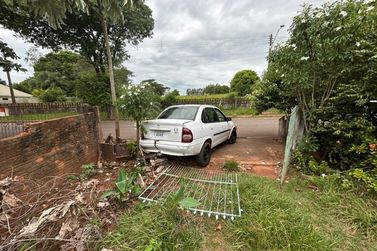 Motorista embriagado &eacute; preso ap&oacute;s causar colis&atilde;o e atingir resid&ecirc;ncia em Alto Piquiri