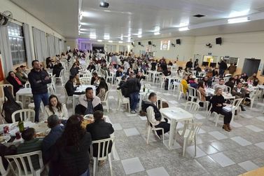 Noite da pizza garante apoio &agrave;s atividades de teatro da S&atilde;o Francisco de Assis em Umuarama