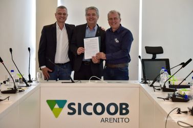 Sicoob Arenito e Levo Alimentos assinam contrato hist&oacute;rico para expans&atilde;o da avicultura