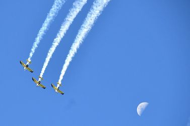 3&ordm; Air Show supera instabilidade do tempo e atrai multid&atilde;o no aeroporto de Umuarama