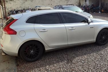 PM apreende autom&oacute;vel com d&eacute;bitos conduzido por motorista sem CNH em Alt&ocirc;nia