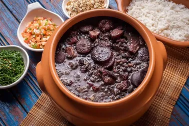 Apromo promove 9&ordf; feijoada beneficente no sistema drive-thru em Umuarama