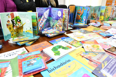 Escolas e CMEIs de Umuarama renovam suas bibliotecas com quase 7 mil novos livros
