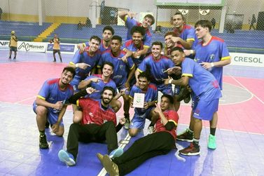 Handebol masculino de Umuarama mant&eacute;m invencibilidade e avan&ccedil;a para a decis&atilde;o estadual