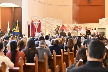 Igreja S&atilde;o Francisco de Assis recebe missa em a&ccedil;&atilde;o de gra&ccedil;as pelos 71 anos de Umuarama