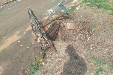 Moradores cobram conserto de bueiro que gerou queda de animal em Umuarama