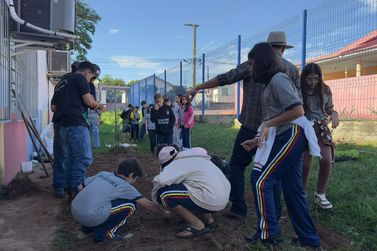 Alunos do 5&ordm; ano da Escola Jardim Uni&atilde;o plantam horta org&acirc;nica em Umuarama
