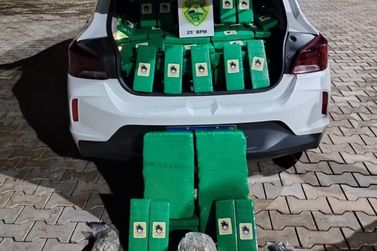 PM apreende mais de 300 kg de drogas escondidos em ve&iacute;culo dentro de motel, em Umuarama