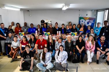 Sesc Umuarama entrega quase mil litros de leite arrecadados para entidades sociais