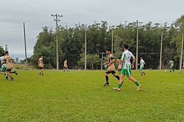 Tarja Preta FC derruba o l&iacute;der e incendeia a reta final do futebol su&iacute;&ccedil;o em Umuarama
