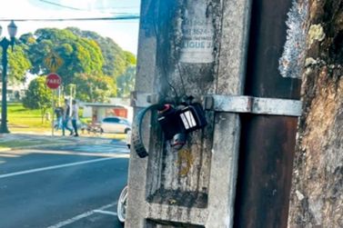 Tornozeleira eletr&ocirc;nica rompida &eacute; encontrada em poste na avenida Paran&aacute;, em Umuarama