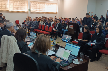 Tribunal Eleitoral realiza sess&atilde;o itinerante na OAB de Umuarama e re&uacute;ne 190 estudantes