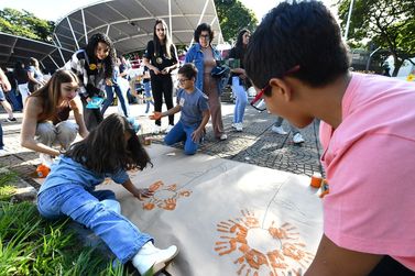 Umuarama encerra a&ccedil;&otilde;es do Maio Laranja com cultura, sa&uacute;de e lazer na Pra&ccedil;a Arthur Thomas