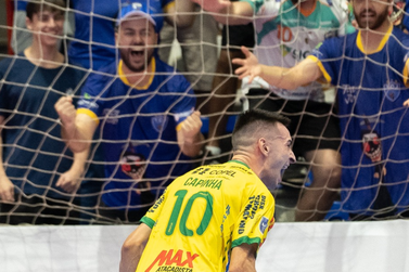 Umuarama Futsal d&aacute; show jogando diante da torcida e goleia o Amp&eacute;re por 6 a 0