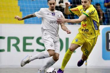 Umuarama reage no fim, mas perde para o S&atilde;o Caetano e d&aacute; adeus &agrave; Copa LNF