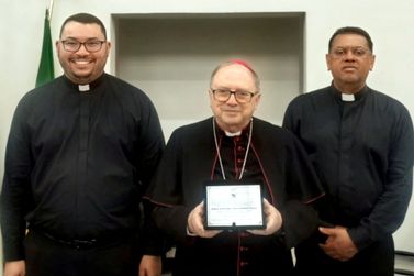 Bispo Jo&atilde;o Mamede Filho &eacute; homenageado em sess&atilde;o solene na C&acirc;mara de Rondon