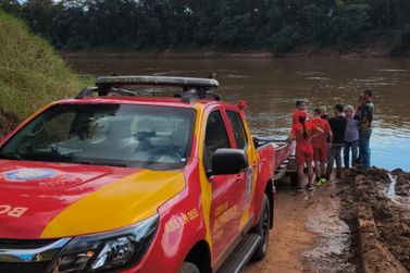 Bombeiros entram no 2&ordm; dia de buscas pelo jovem que se afogou no Rio Iva&iacute;, em Douradina